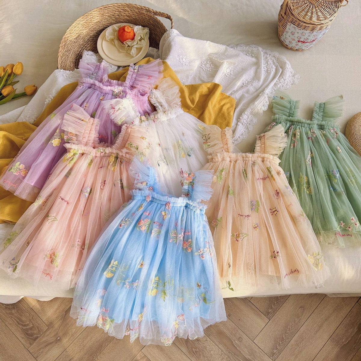 Blomstret Tulle Midikjole med Flæsekant til Damer