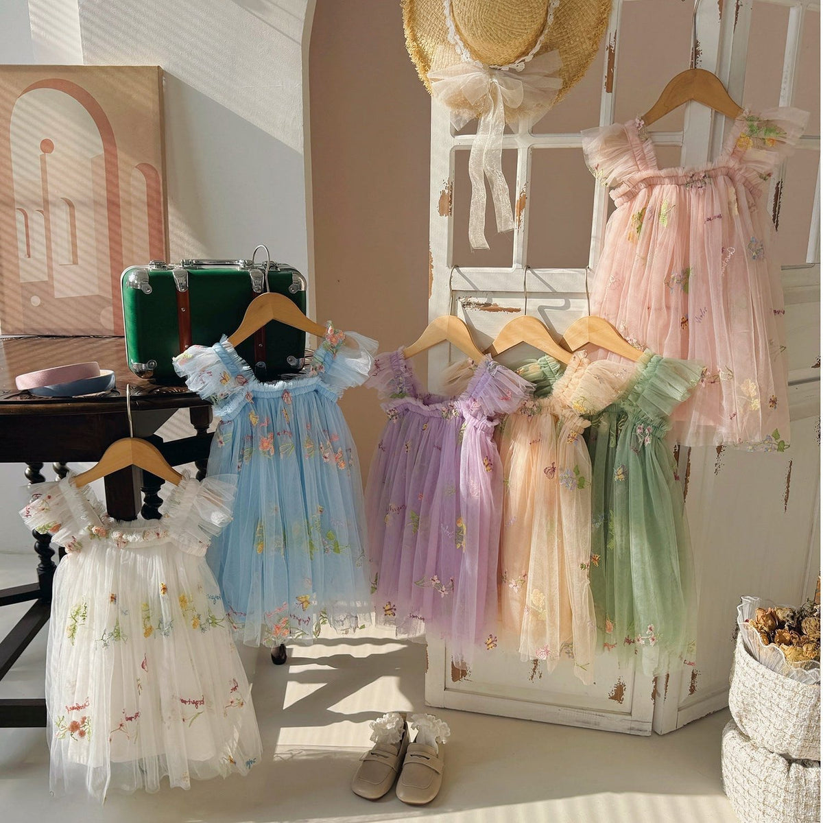 Blomstret Tulle Midikjole med Flæsekant til Damer